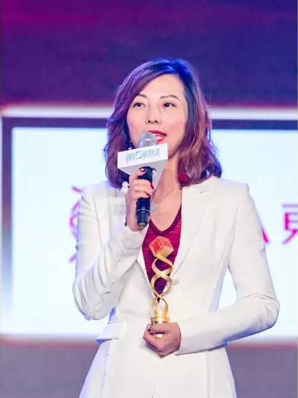 柯尼卡美能達(dá)市場(chǎng)部部長(zhǎng)凌蕓女士發(fā)表獲獎(jiǎng)感言 柯尼卡美能達(dá)市場(chǎng)部部長(zhǎng)凌蕓女士發(fā)表獲獎(jiǎng)感言