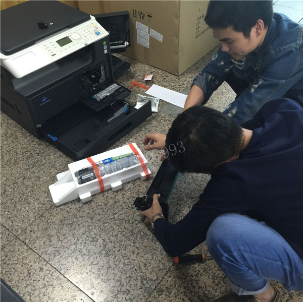 范師傅看到蔡師傅在打電話，然后過(guò)來(lái)幫忙裝機(jī)器