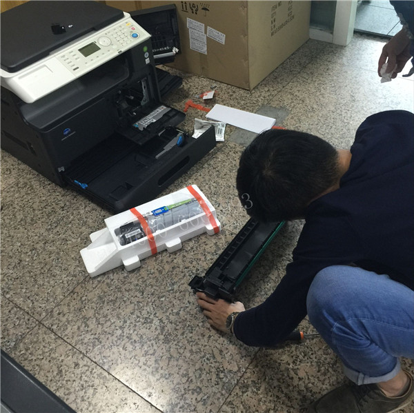 師傅在安裝柯尼卡美能達(dá)206復(fù)印機(jī)的時(shí)候，客戶打電話進(jìn)來(lái)問(wèn)，然后師傅邊安裝機(jī)器，邊給客戶解答問(wèn)題