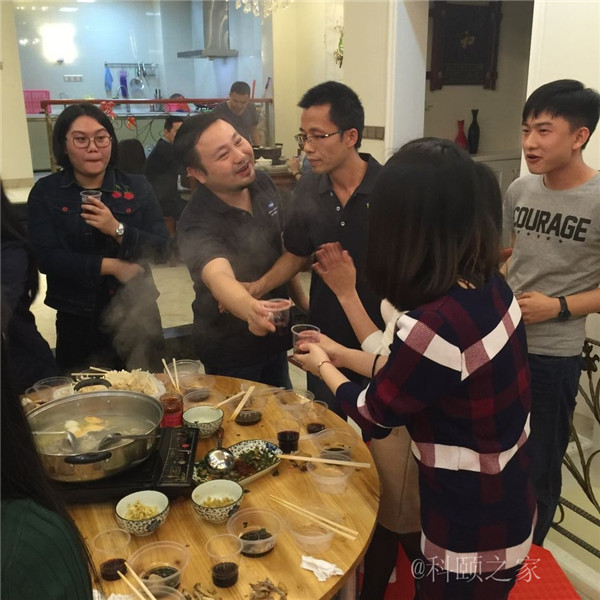 科頤兩位老板過來敬酒，大家苦樂融融-科頤辦公