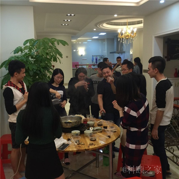 科頤兩位老板過來敬酒，大家苦樂融融-科頤辦公