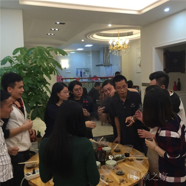 科頤兩位老板過來敬酒，大家苦樂融融-科頤辦公