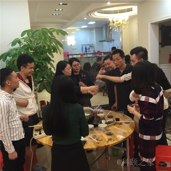 科頤兩位老板過來敬酒，大家苦樂融融-科頤辦公