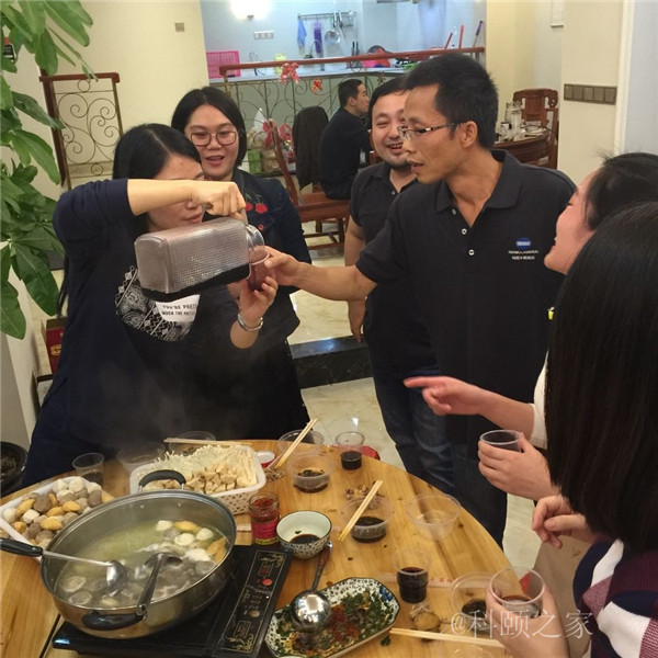 科頤兩位老板過來敬酒，大家苦樂融融-科頤辦公