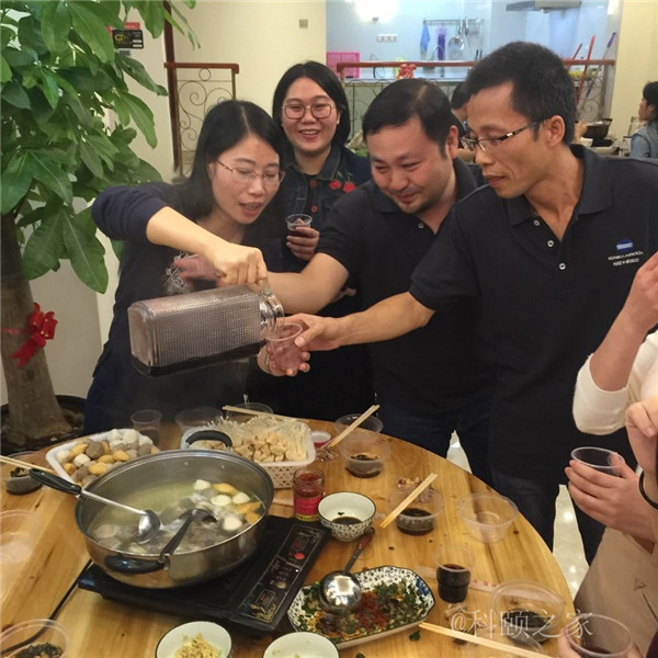 科頤兩位老板過來敬酒，大家苦樂融融-科頤辦公