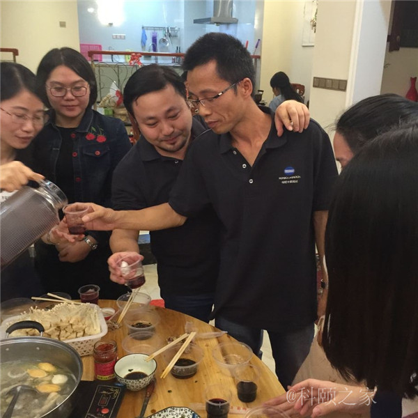 科頤兩位老板過來敬酒，大家苦樂融融-科頤辦公
