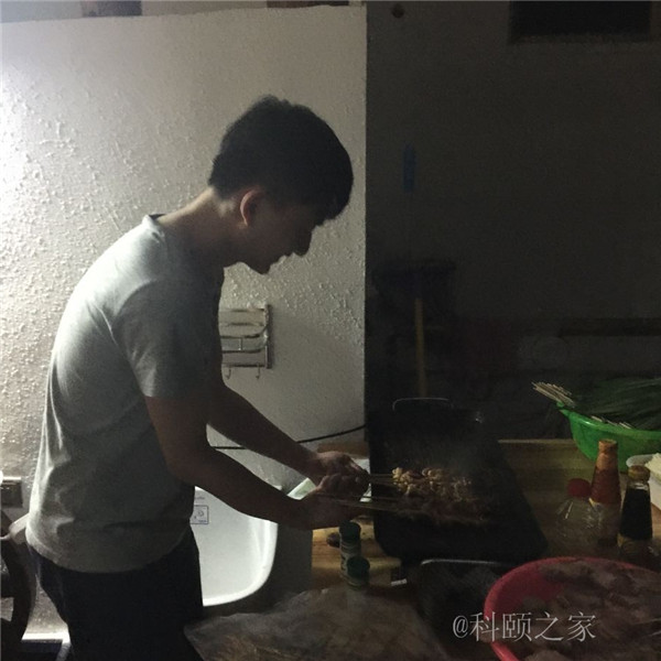 科頤辦公專業修機器的蔡師傅，搖身變專業燒烤師傅了-科頤辦公