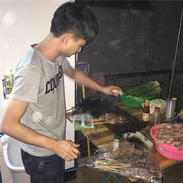 科頤辦公專業修機器的蔡師傅，搖身變專業燒烤師傅了-科頤辦公