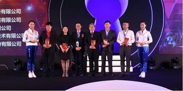 炭谷忠彥董事長(左四)頒發(fā)“年度特別貢獻獎”-科頤辦公分享 炭谷忠彥董事長(左四)頒發(fā)“年度特別貢獻獎”-科頤辦公分享