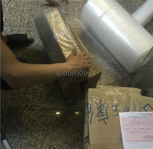 同事在打包柯尼卡美能達碳粉-科頤辦公 同事在打包柯尼卡美能達碳粉-科頤辦公